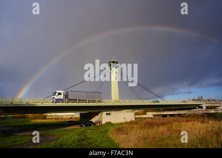 Rainbow al di sopra di camion che attraversano il fiume Ouse su Selby swingbridge Yorkshire Regno Unito Foto Stock