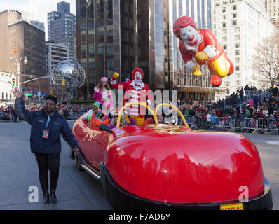 New York, NY, Stati Uniti d'America - 26 Novembre 2015: Ronald McDOnald automobile all'ottantanovesimo Macy annuale per il giorno del Ringraziamento parata del Columbus Circle Foto Stock