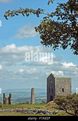 old ruined engine house left over from Cornish tin and copper mining Foto Stock