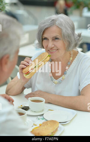 Paio di mangiare fast food Foto Stock