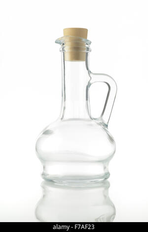 Il vetro della bottiglia di olio su sfondo bianco Shot in Studio. Foto Stock