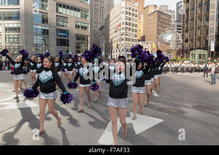 New York, NY, Stati Uniti d'America - 26 Novembre 2015: atmosfera all'ottantanovesimo Macy annuale per il giorno del Ringraziamento parata del Columbus Circle Foto Stock