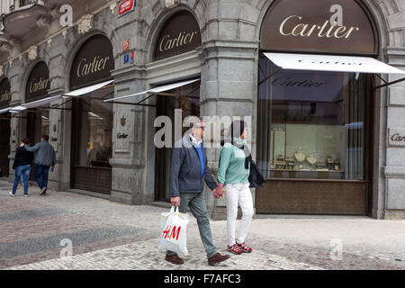 Persone, Praga shopping, negozio di lusso Cartier, Parizska Street, Città Vecchia, Repubblica Ceca Foto Stock