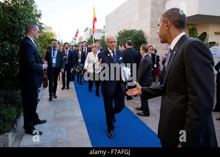 Stati Uniti Il presidente Barack Obama saluta il Ministro degli esteri francese Laurent Fabius prima di un incontro per discutere gli attentati terroristici a Parigi durante il Vertice del G20 a Regnum Carya Resort Novembre 16, 2015 a Antalya, in Turchia. Foto Stock