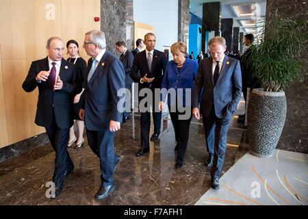 Stati Uniti Il presidente Barack Presidente Barack passeggiate con il Cancelliere tedesco Angela Merkel e Donald Franciszek brosmio, Presidente del Consiglio europeo durante il Vertice del G20 a Regnum Carya Resort Novembre 15, 2015 a Antalya, in Turchia. Precedenti Obama sono: Jean-Claude Junker, presidente della Commissione europea e del presidente russo Vladimir Putin. Foto Stock