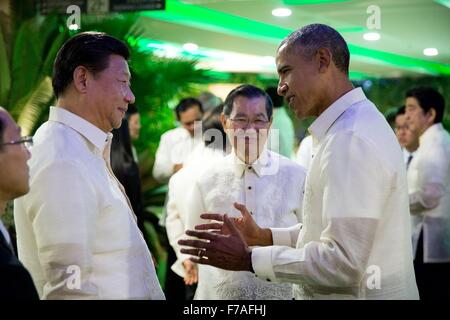 Indossando il tradizionale Barong Tagalog camicie, U.S. Il presidente Barack Barack Obama presidente colloqui con il presidente cinese Xi Jinping, a sinistra, e la Tailandia ed il Primo Ministro Prayut Chan-o-cha prima il leader APEC si cena di benvenuto presso il centro commerciale Mall of Asia Arena Novembre 18, 2015 in Pasay, Metro Manila, Filippine. Foto Stock