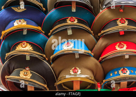 Cappelli indossati dalla polizia della Germania Est Foto Stock