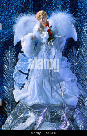 Festive Capodanno Natale ancora vita in Blu lilla toni con un bianco angelo formato verticale. Foto Stock