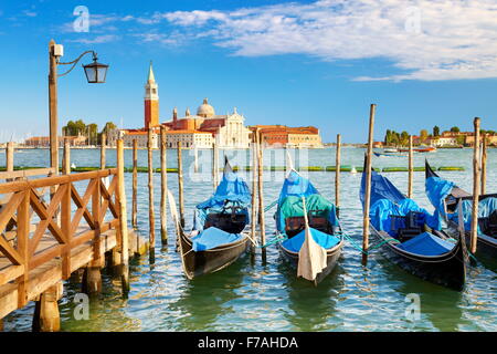 Venezia Canal Grande - gondole attraccate al molo di San Marco, Italia Foto Stock