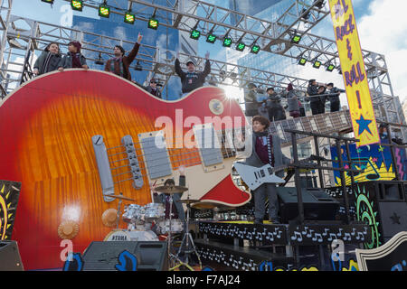 New York, NY, Stati Uniti d'America - 26 Novembre 2015: Cast di School of Rock rides galleggiante all'ottantanovesimo Macy annuale per il giorno del Ringraziamento parata del Columbus Circle Foto Stock