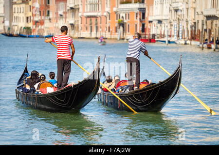 I turisti in gondola veneziana sul Canal Grande (Canal Grande), Venezia, Italia Foto Stock