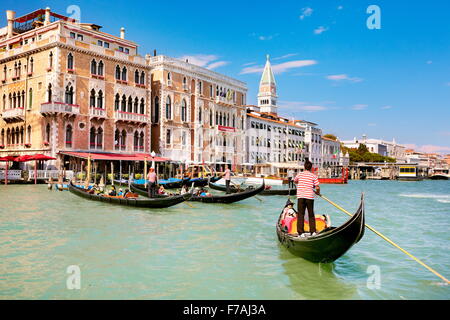 Gondoliere che scorre in gondola, Grand Canal (Canal Grande), Venezia, Veneto, Italia, UNESCO Foto Stock