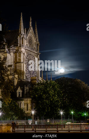 La luna piena sorge dietro la cattedrale di Notre Dame di Parigi Francia Foto Stock