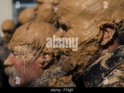 Sciita iraniano uomini musulmani coperto di fango durante il giorno di Ashura, Kurdistan Provincia, Bijar, Iran Foto Stock