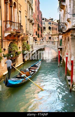 Gondola sul canale veneziano, Venezia, Veneto, Italia, UNESCO Foto Stock