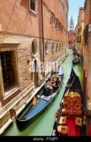 I turisti in gondola esplorare canale veneziano, Venezia, Veneto, Italia, UNESCO Foto Stock