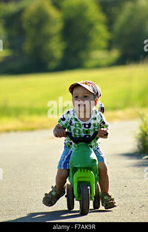 Little Boy su una bicicletta Foto Stock