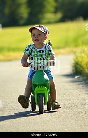 Little Boy su una bicicletta Foto Stock