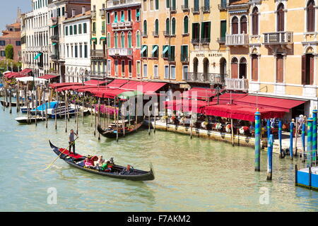 Venezia vista dal Ponte di Rialto - gondola con turisti sul Grand Canal, Venezia, Italia Foto Stock