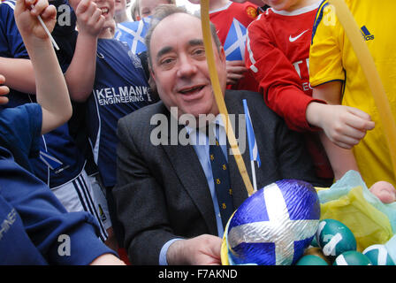 Alex Salmond MP con un gruppo di bambini in un uovo di pasqua photocall prima della elezioni scozzese nel 2011. Foto Stock