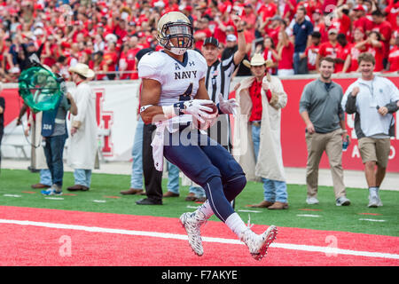 Houston, TX, Stati Uniti d'America. 27 Nov, 2015. Navy aspiranti guardiamarina wide receiver Jamir Tillman (4) scorre nella zona di estremità per un touchdown durante il secondo trimestre di un NCAA Football gioco tra la Marina aspiranti guardiamarina e l'Università di Houston Cougars a TDECU Stadium di Houston, TX.Trask Smith/CSM/Alamy Live News Foto Stock