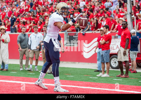 Houston, TX, Stati Uniti d'America. 27 Nov, 2015. Navy aspiranti guardiamarina wide receiver Jamir Tillman (4) cade la sfera dopo aver eseguito nella zona di estremità per un touchdown durante il secondo trimestre di un NCAA Football gioco tra la Marina aspiranti guardiamarina e l'Università di Houston Cougars a TDECU Stadium di Houston, TX.Trask Smith/CSM/Alamy Live News Foto Stock