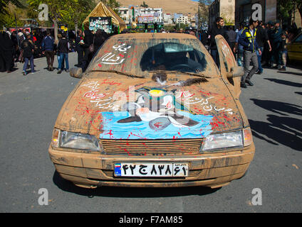 Auto coperti di fango decorate per Ashura celebrazione sciita, il giorno della morte di imam Hussein, Kurdistan Provincia, Bijar, Iran Foto Stock