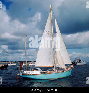 AJAXNETPHOTO. 4 luglio, 1968. SOUTHSEA, Inghilterra. - Vela GROCER restituisce - ALEC è salito al timone della sua 36FT KETCH vivace la signora come ella tornò a Portsmouth ALLA FINE DEL SUO SOLO per il giro del mondo in viaggio. Il fruttivendolo da southsea navigato dalla città il 16 luglio 1967. Il suo era il solo yacht al di sotto di 40FT A hanno navigato attorno al mondo con due fermate o meno ed il secondo yacht di qualsiasi dimensione di avere completato le 28.000 miglia di viaggio. Rosa è stata anche la seconda drogheria nella storia ad essere eletto membro della Royal Yacht Squadron.(primo fu Sir Thomas Lipton). Foto:JONATHAN EASTLAND/AJAX REF:C684 Foto Stock