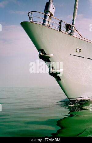 AJAX NEWS FOTO.13APRILE 2004. SOLENT, Inghilterra. - Primo arco - PIÙ GRANDE DEL MONDO UNICO MASTED sailing yacht, Mirabella V - costruito da Vosper Thornycroft per un americano Joe VITTORIA - in modo sud dell'isola di Wight. La 245FT (75.2m) long yacht ha un 290FT (88.5M) di altezza montante; Lei può trasportare fino 36,490 piedi quadrati (3.400 mq) metri quadri di vela. Foto:JESSICA EASTLAND/AJAX. REF: MIRA/41404/671 Foto Stock