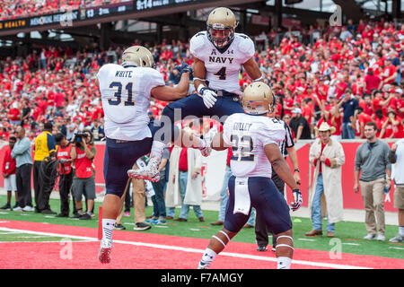 Houston, TX, Stati Uniti d'America. 27 Nov, 2015. Navy aspiranti guardiamarina wide receiver Jamir Tillman (4) celebra il suo touchdown con Marina aspiranti guardiamarina fullback Shawn White (31) e il Navy aspiranti guardiamarina running back Toneo Gulley (22) durante il secondo trimestre di un NCAA Football gioco tra la Marina aspiranti guardiamarina e l'Università di Houston Cougars a TDECU Stadium di Houston, TX.Trask Smith/CSM/Alamy Live News Foto Stock