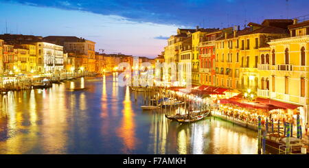 Venezia vista dal Ponte di Rialto di notte, Grand Canal, Venezia, Veneto, Italia, UNESCO Foto Stock
