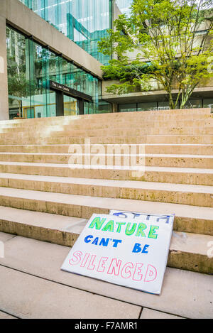 La natura non può essere tacitato segno targhetta, a sinistra su passi al di fuori della legge provinciale tribunali, Vancouver, British Columbia, Canada Foto Stock