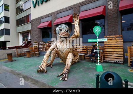 Scimmia di legno fuori dal supermercato Vivanda, parte della campagna della ONG Amazoniaqui per sensibilizzare sulla necessità di proteggere le foreste pluviali amazzoniche, Lima, Perù Foto Stock