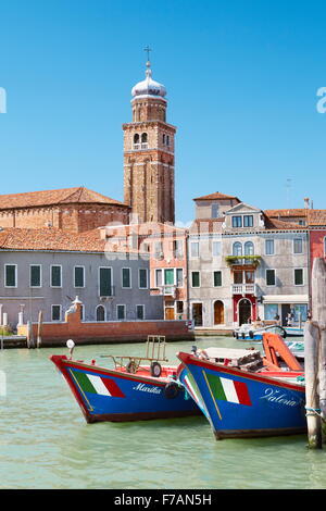 Barche ormeggiate sul canale, l'isola di Murano, Venezia, Italia Foto Stock