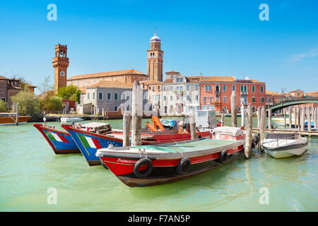 Barche ormeggiate sul canale, l'isola di Murano, Italia Foto Stock