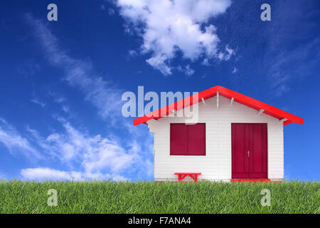 Legno casa prefabbricata sull'erba e il blu del cielo in background Foto Stock