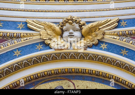 Qui raffigurato è un cherubino a una parete di piastrelle a mosaico dipinti nella Basilica di San Pietro. Foto Stock