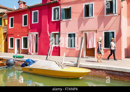 Case colorate nel villaggio di Burano vicino a Venezia (laguna di Burano Island), Italia Foto Stock