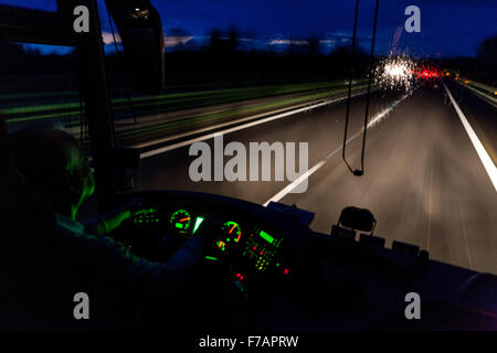 L'autobus vista conducente sull'autostrada, pioggia, notte di guida Repubblica Ceca Foto Stock