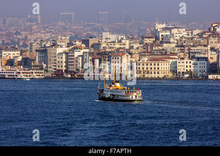 Per i passeggeri dei traghetti nel porto di attraversare il Bosforo. Foto Stock