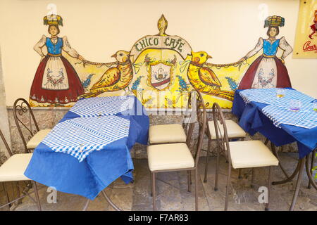 Cafe decorazione, il centro storico di Taormina, Sicilia, Italia Foto Stock