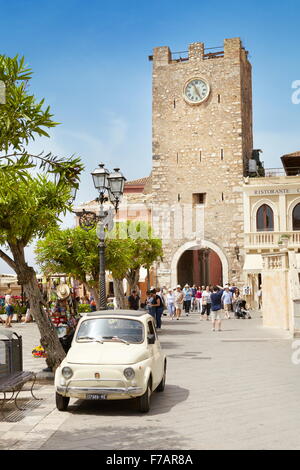 Fiat 500 auto e la Torre dell Orologio in background, Piazza IX Aprile, Taormina, Sicilia, Italia