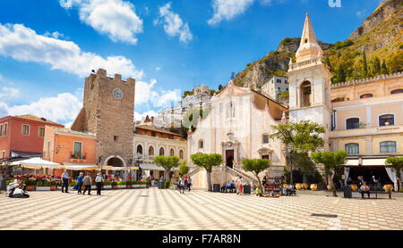 Taormina - Torre dell'orologio e la chiesa di San Giuseppe, Taormina centro storico, Sicilia, Italia Foto Stock