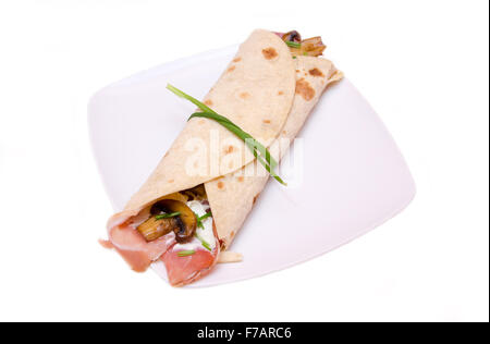 Flatbread con pancetta e funghi su sfondo bianco Foto Stock