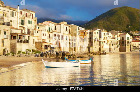 Case medievali sulla riva del mare, Cefalu, Sicilia, Italia Foto Stock