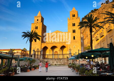 Cefalu - Cattedrale al tramonto del tempo, isola di Sicilia, Italia Foto Stock