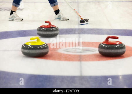 Rocce di curling su ghiaccio Foto Stock