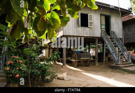 Divieto di Angkor, Cambogia: tipica palafitta nel villaggio cambogiano Foto Stock