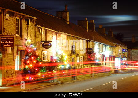 Decorate di alberi di Natale la linea la strada principale di Castleton; un tradizionale villaggio britannico nel Peak District, DERBYSHIRE REGNO UNITO Foto Stock