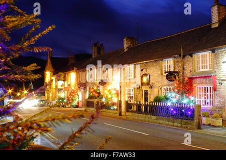 Decorate di alberi di Natale la linea la strada principale di Castleton; un tradizionale villaggio britannico nel Peak District, DERBYSHIRE REGNO UNITO Foto Stock